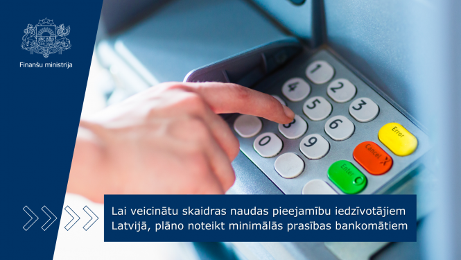Lai veicinātu skaidras naudas pieejamību iedzīvotājiem Latvijā, plāno noteikt minimālās prasības bankomātiem. Attēlā tuvplānā cilvēka roka, kura spiež pogas uz bankomāta.