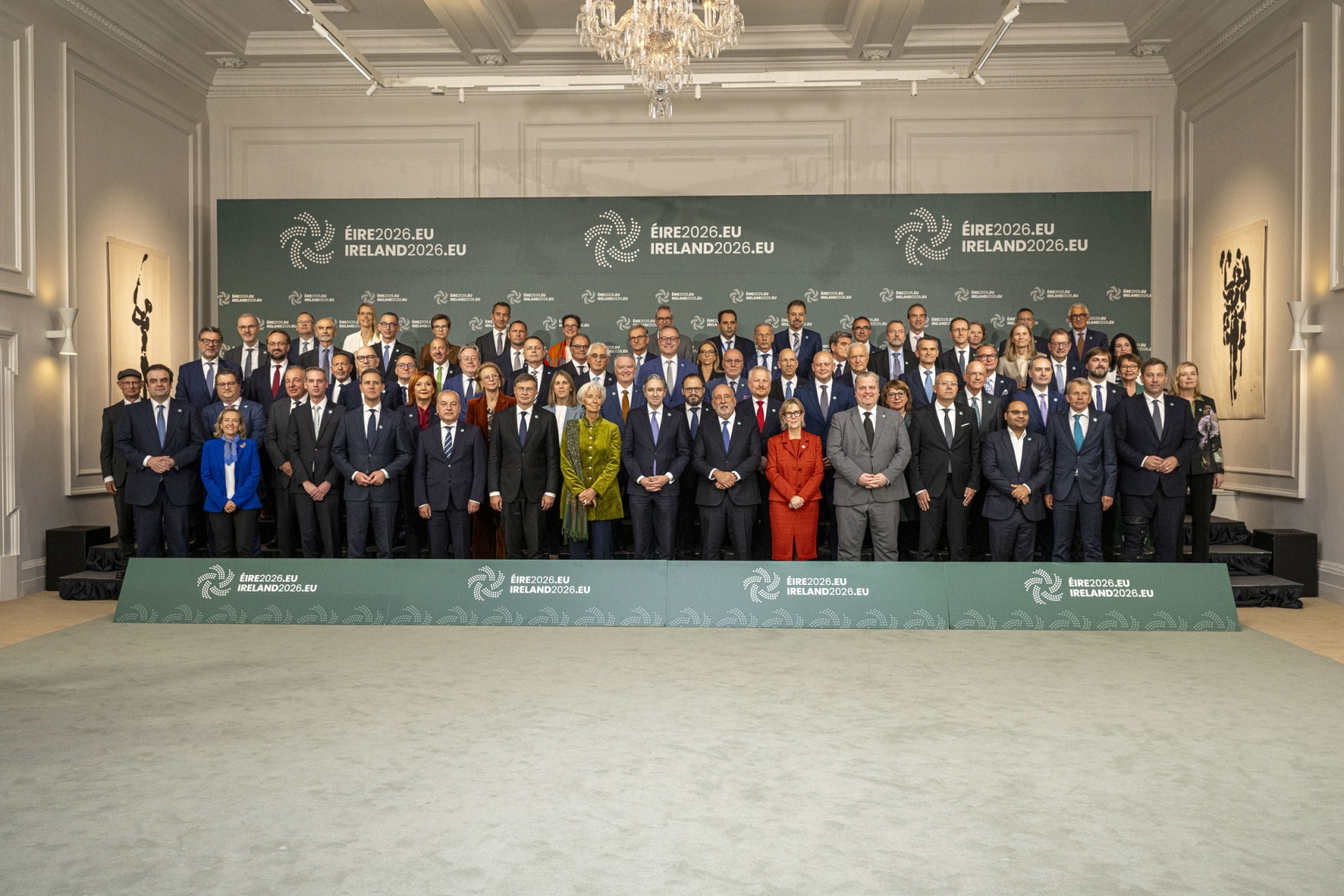 ECOFIN kopbilde, vairākās rindās stāv vīrieši un sievietes un skatās kamerās