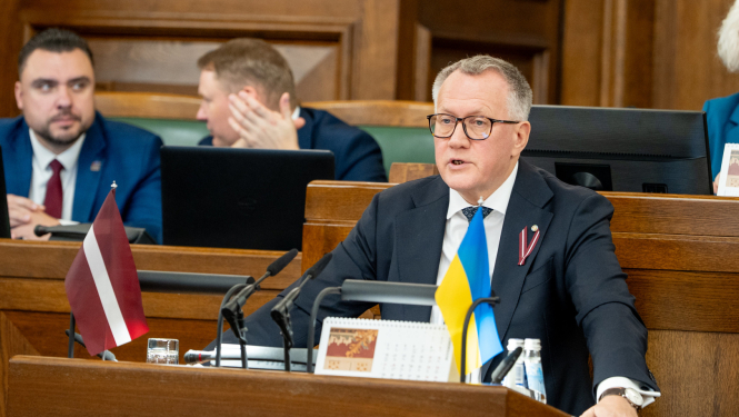 Finanšu ministrs Arvils Ašeradens Saeimas tribīnē uzstājas ar uzrunu