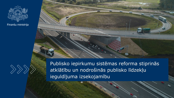 Gaisa skats uz jaunu ceļu pārvadu un apvedceļu ar kustību, uz attēla ir teksts