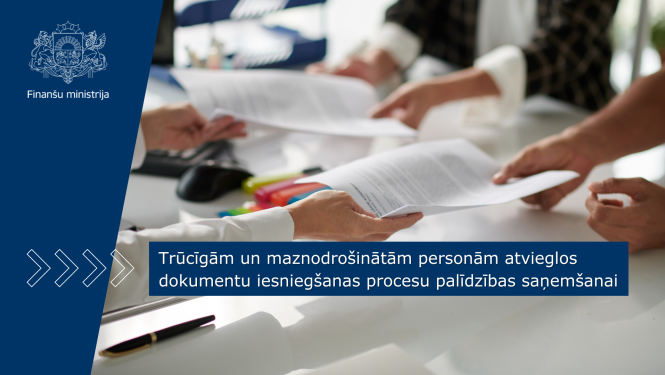 Cilvēki nodod dokumentus viens otram, kreisajā pusē redzams Finanšu ministrija logo uz zilas joslas, uz attēla ir teksts