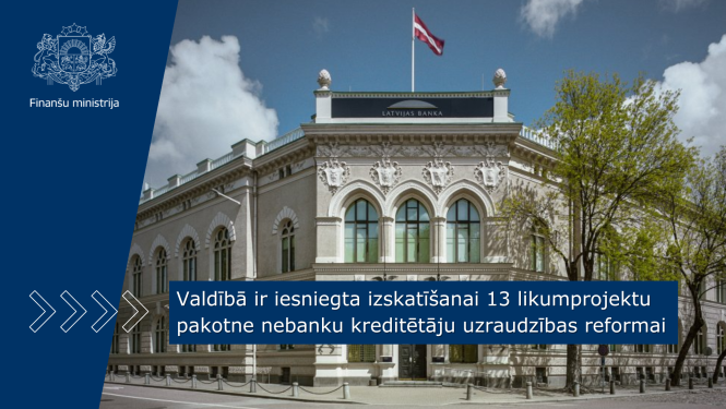 Latvijas Bankas ēka ar Latvijas karogu uz ēkas jumta, ēkas priekšplānā redzami koki