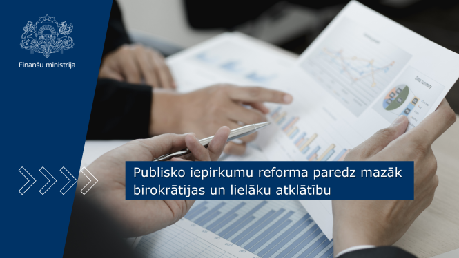 Cilvēki analizē finanšu grafikus un dokumentus