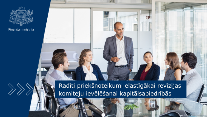 Birojā pie sanāksmju galda sēž sievietes un vīrieši, kas savstarpēji diskutē. viens vīrietis stāv pie galda