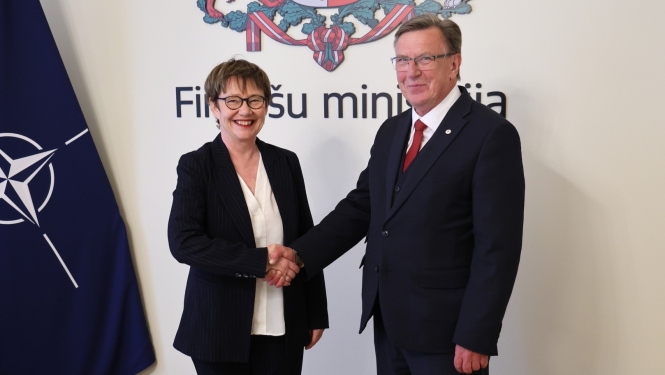 Finanšu ministrs Māris Kučinskis sarokojas ar Eiropas Rekonstrukcijas un attīstības bankas prezidenti Odilu Reno-Baso