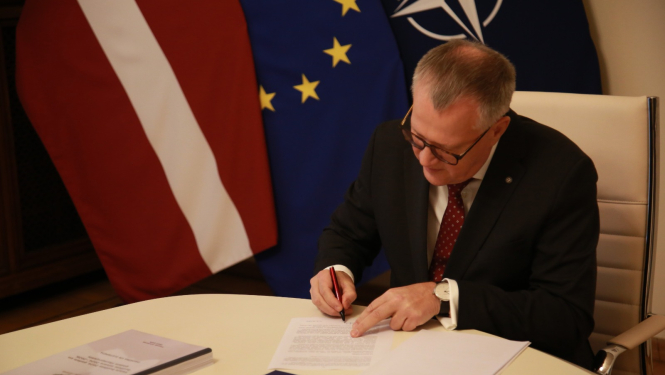 finanšu ministrs paraksta ziņojumu par #Budžets2024