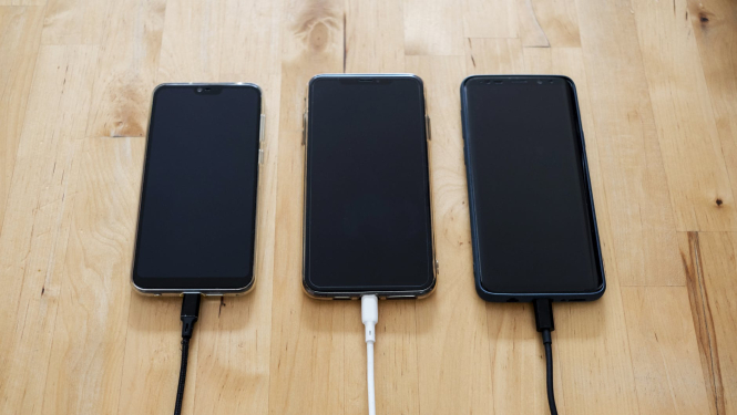 mobilie telefoni pieslēgti uzlādei