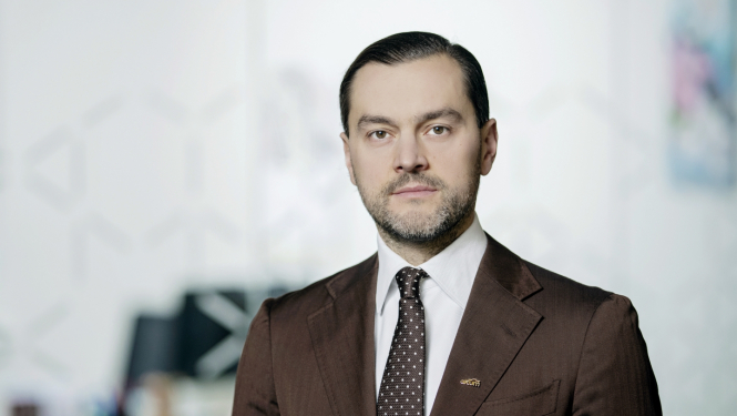 Vīrietis tumši brūnā uzvalkā ar kaklasaiti - Attīstības finanšu institūcijas ALTUM valdes priekšsēdētājs Reinis Bērziņš