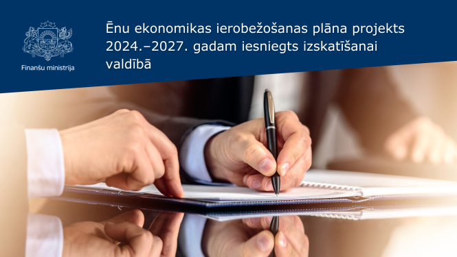 Tuvplānā redzamas vīrieša rokas, kuras tur rokā pildspalvu un tiek parakstīts un galda stāvošs dokuments