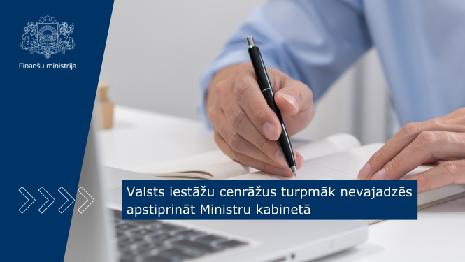 Attēlā redzamas vīrieša rokas, rokā pildspalva, uz galda dokumenti un dators.
