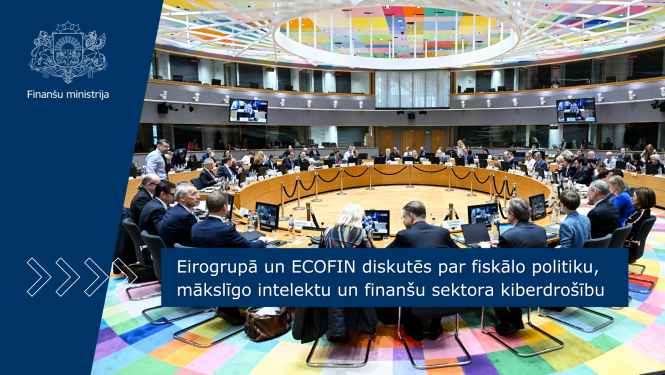 Plašā konferenču zālē ar krāsainiem griestiem pie apaļa galda sēž vīrieši un sievietes kostīmos, savstarpēji diskutē