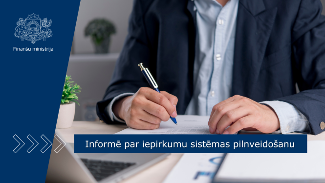 Persona paraksta dokumentu pie darba galda
