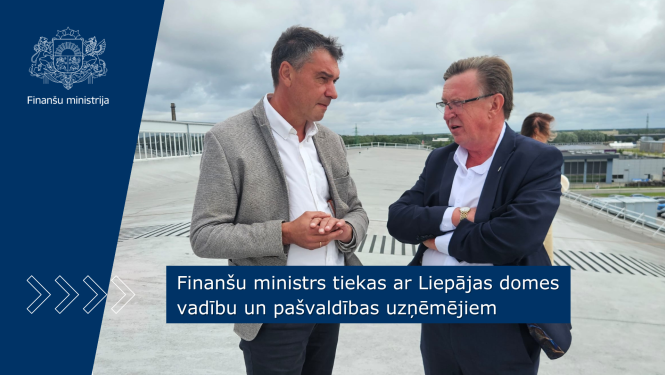 Finanšu ministrs sarunājas ar ar Liepājas domes priekšsēdētāju uz ēkas jumta terases.