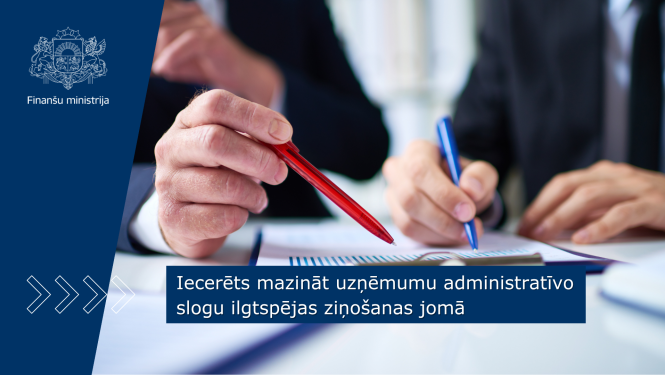 Divi vīrieši sēž pie gada un veic labojumus uz galda esošos dokumentos, vīriešiem rokās redzamas sarkana un zila pildspalva 