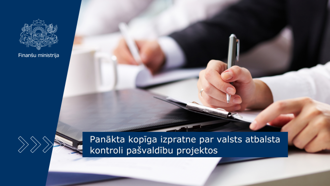 Divi cilvēki darba sanāksmē raksta piezīmes uz dokumentiem pie galda ar klēpjdatoru
