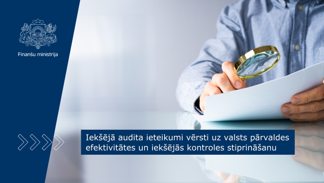 Vīrietis zilā kreklā tur rokās dokumentu un ar lupu pēta tā saturu