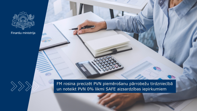 Pie galda sēž vīrietis gaiši zilā kreklā, uz galda stāv dokumenti ar dažādām datu diagrammām, kalkulators, portatīvais dators