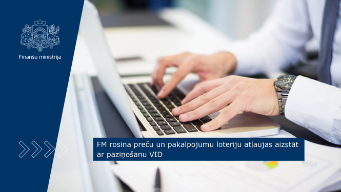 Cilvēks uzlicis rokas uz portatīvā datora klaviatūras, strādā. Uz galda virsmas stāv dokumenti. 