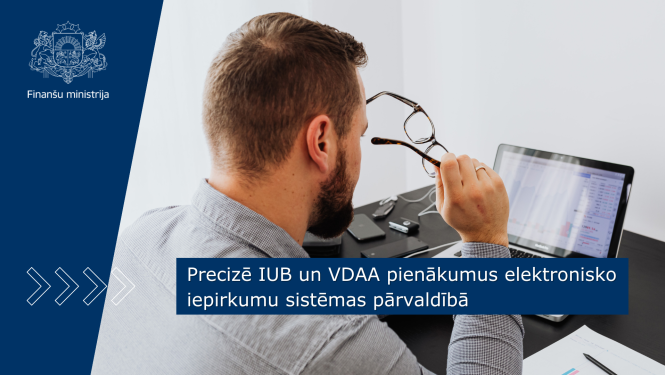 Vīrietis redzams no mugurpuses, sēžam pie darba galda, uz kura stāv portatīvais dators un dokumenti, rokās tur brilles