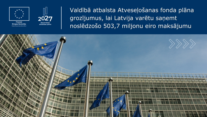 Pie stiklotas ēkas fasādes mastos plīvo ES karogi