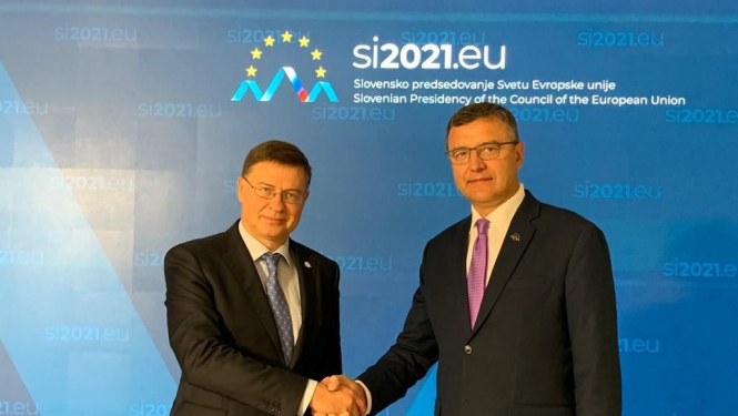 Jānis Reirs sarokojas ar Valdi Dombrovski