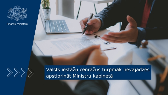 Divi vīrieši sēž pie galda, redzamas viņu rokas, uz galda ir dokumenti un dators.