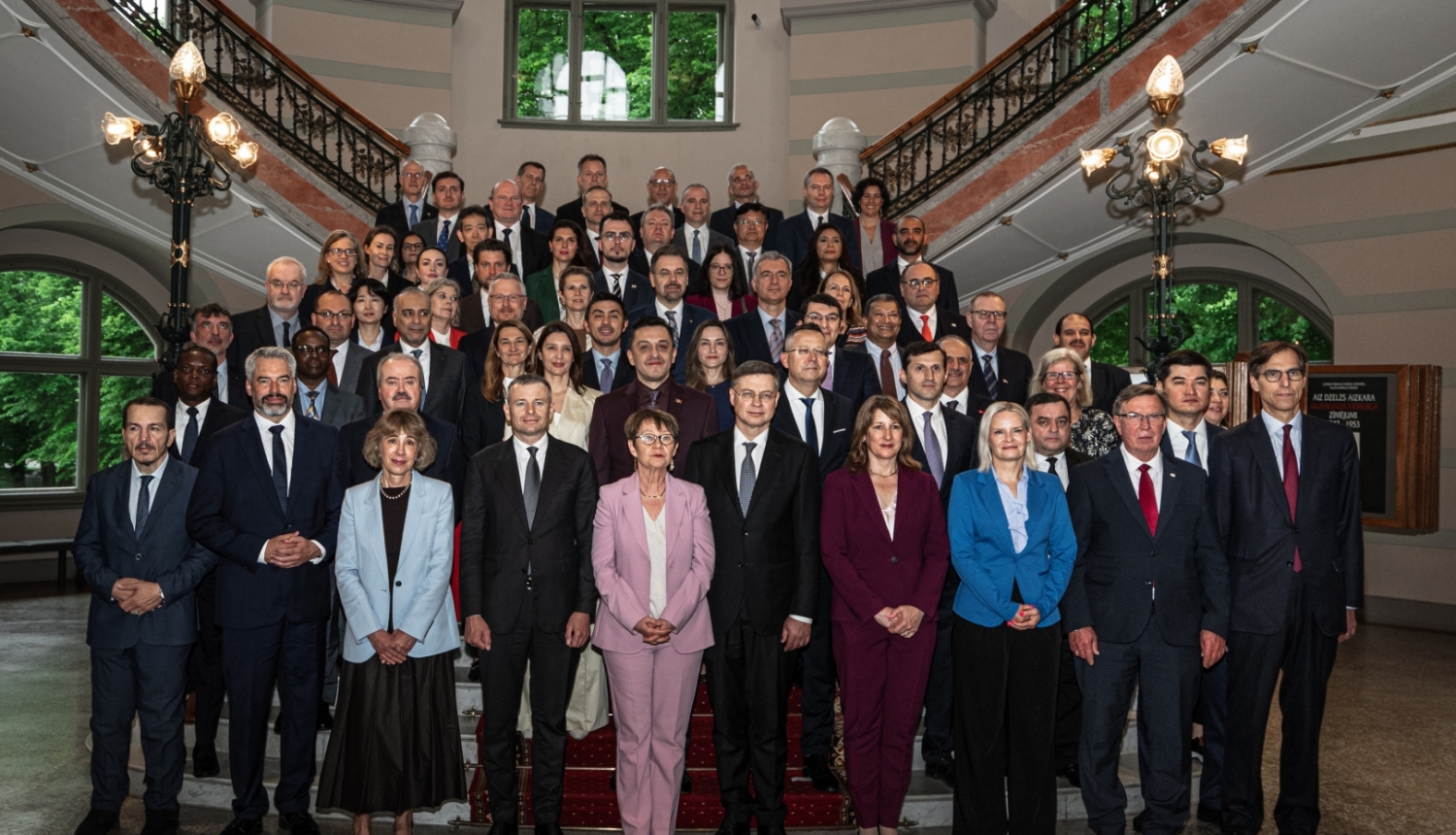ERAB pilnvarnieku gada sanāksmes Rīgā dalībnieku kopbilde uz Mākslas muzeja kāpnēm, vairākās rindās stāv vīrieši un sievietes, skatās objektīvā