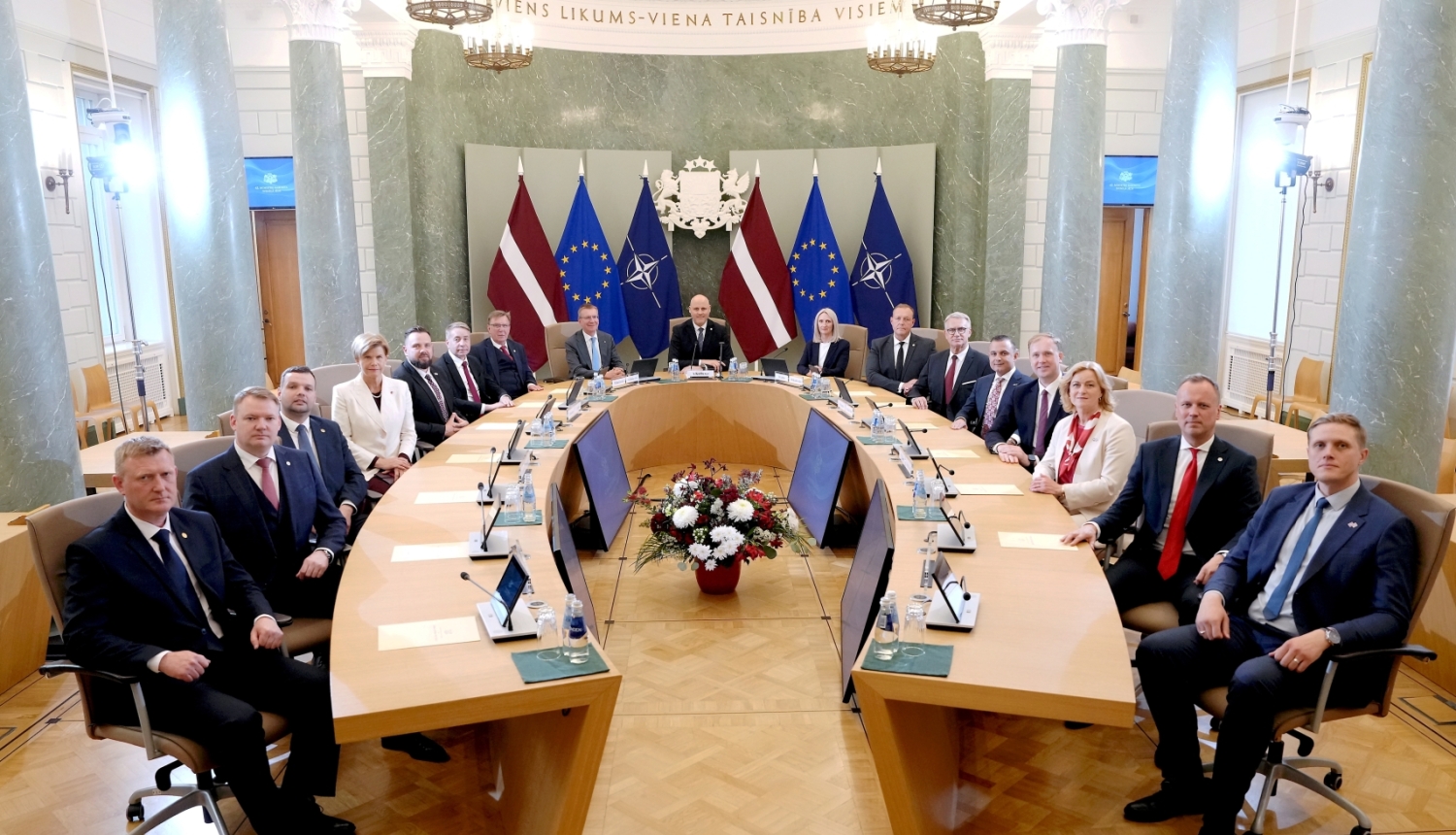 Ministru kabineta sēžu zālē pie galdiem sēž visi ministri