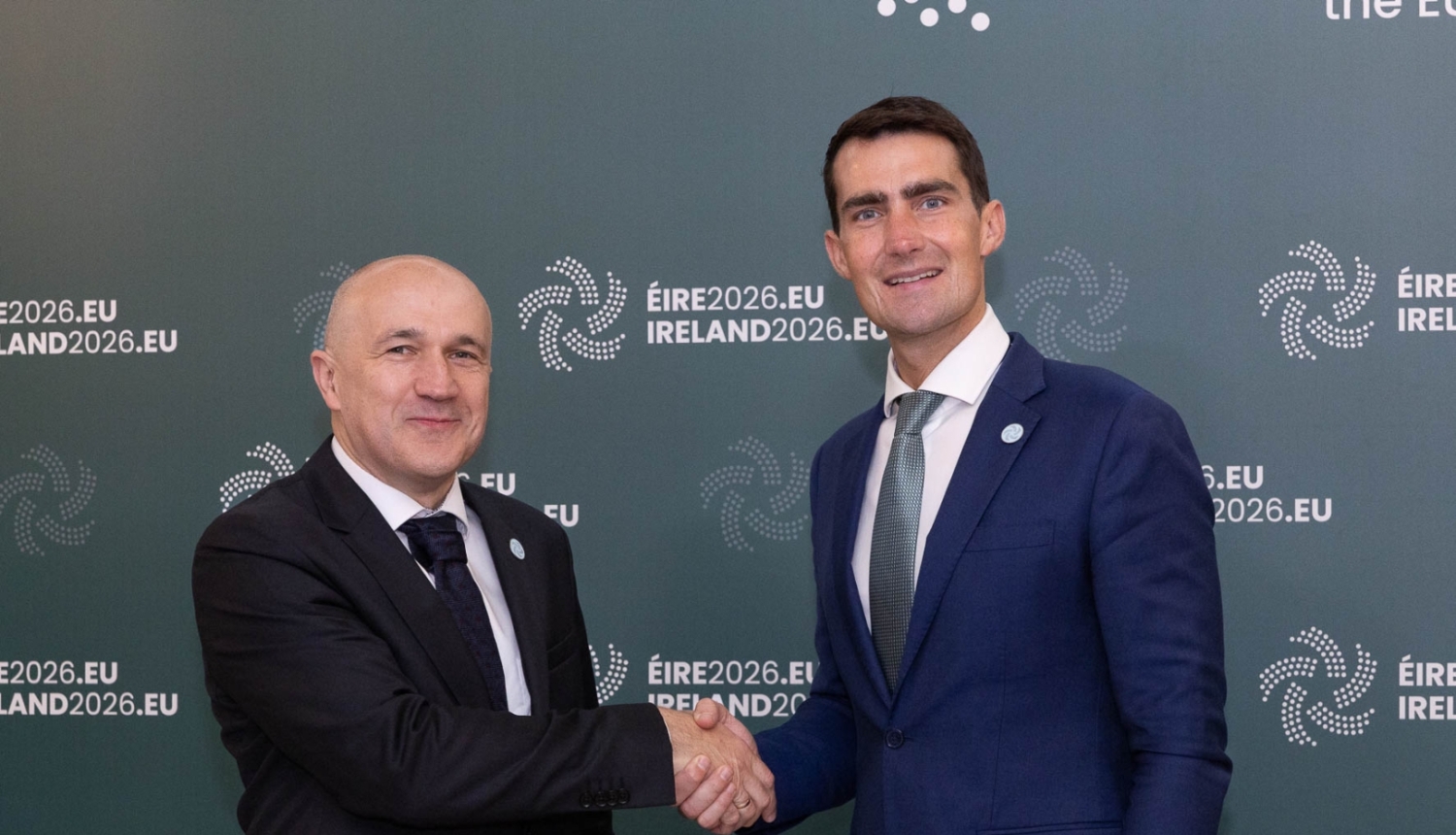 Cilvēki sarokojas