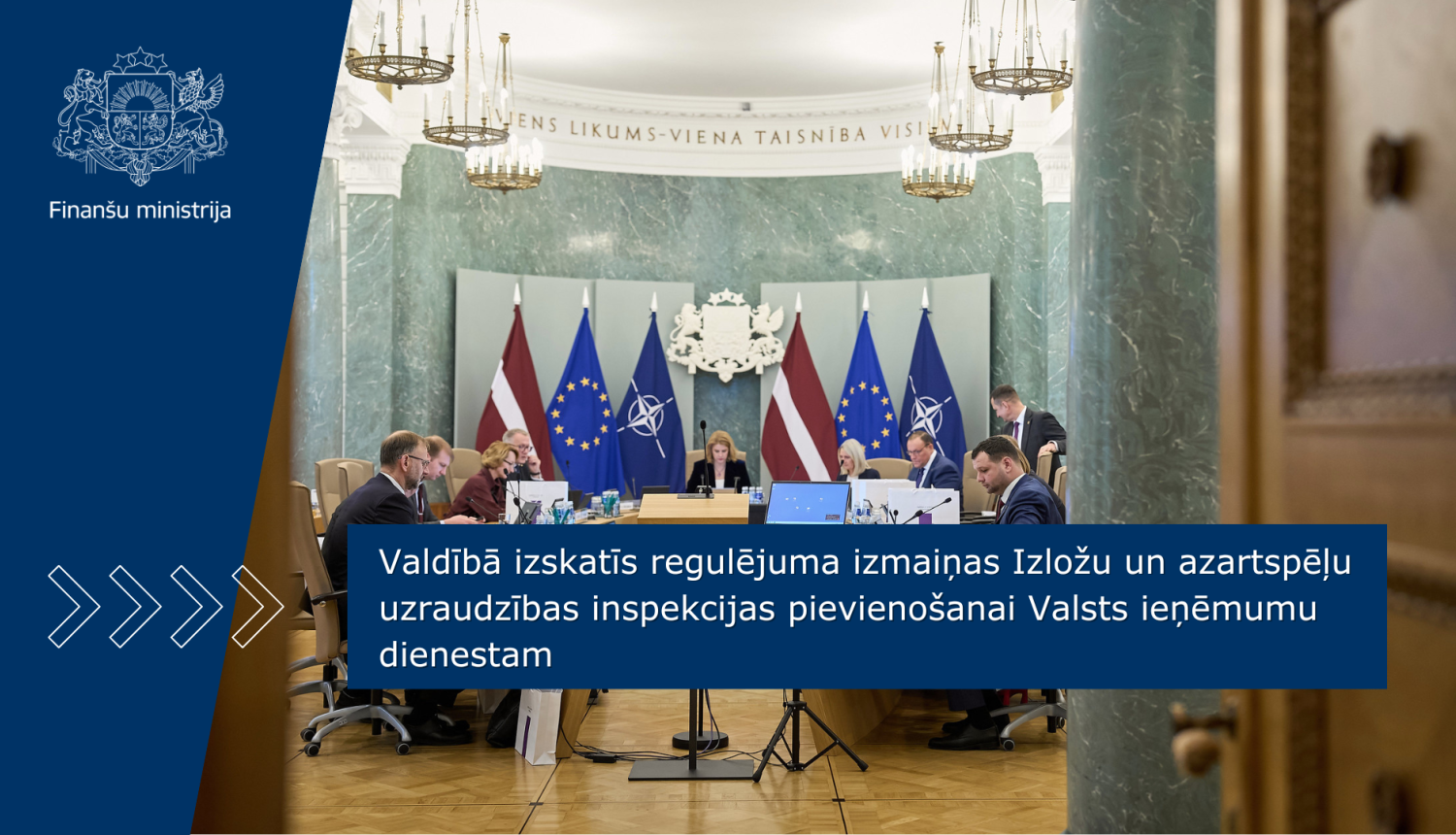 Latvijas valdības sēžu zāle ar ministriem pie galda; fonā redzami Latvijas, Eiropas Savienības un NATO karogi, uz attēla ir teksts