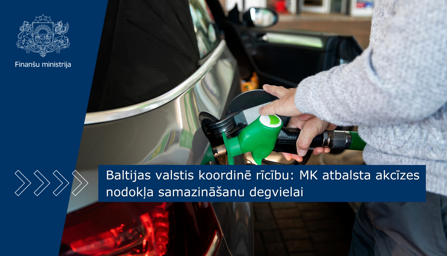 Vīrietis degvielas uzpildes stacijā uzpilda auto