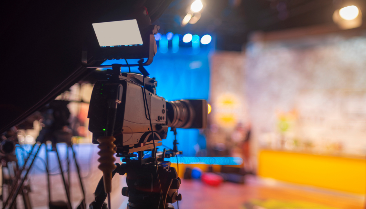Attēlā tuvplānā redzama video kamera TV studijā