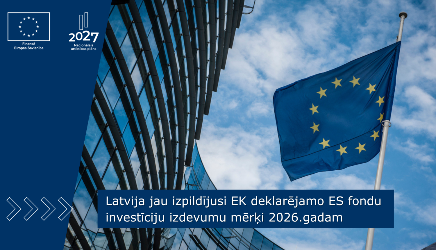 ES karogs pie Eiropas Parlamenta ēkas