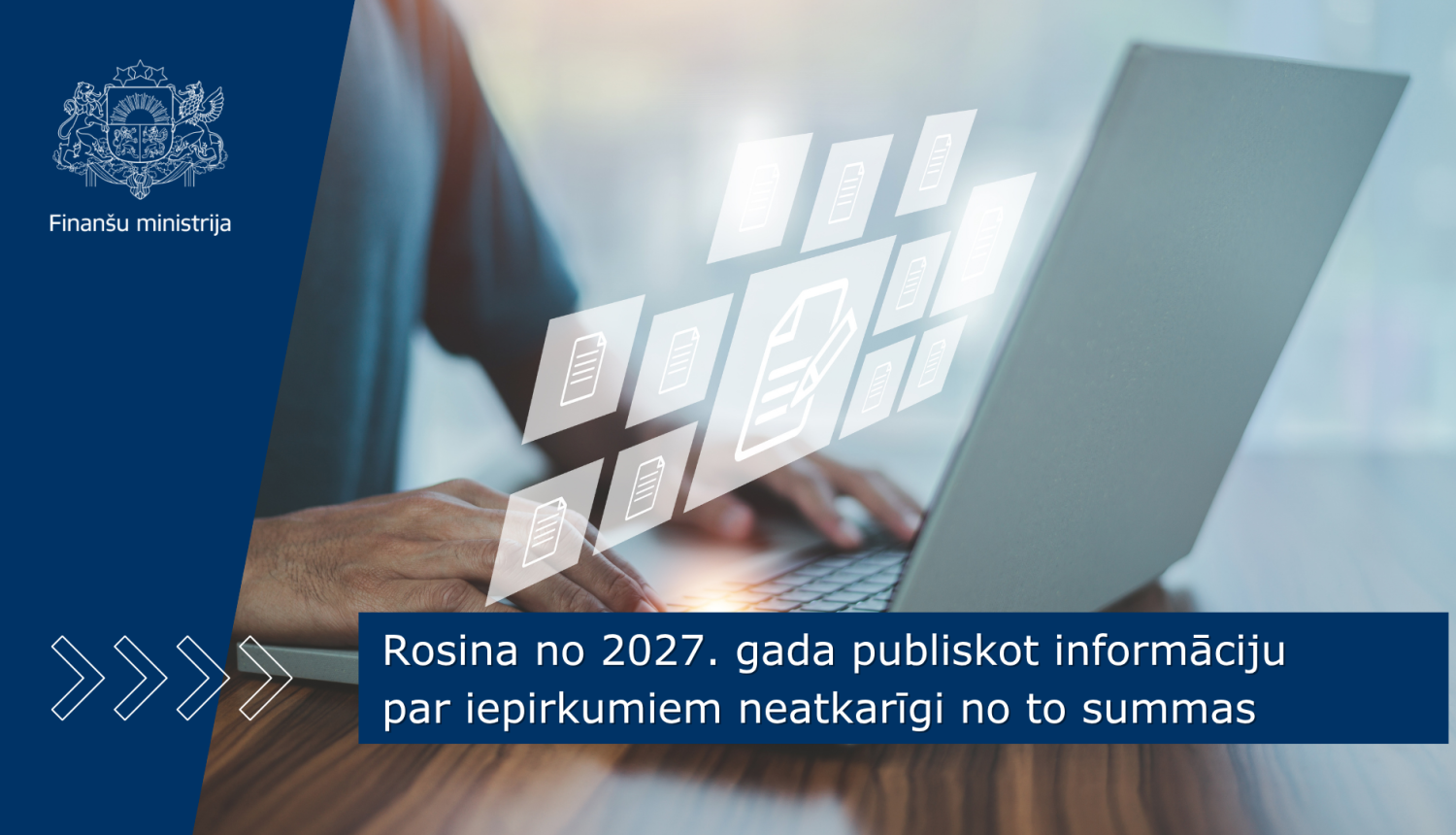 Cilvēks strādā ar klēpjdatoru, uz kura attēloti digitālu dokumentu simboli.