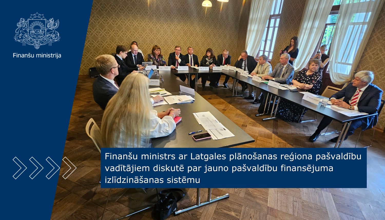 Konferenču telpā, pie U veidā izkārtotiem galdiem sēž finanšu ministrs un Latgales plānošanas reģiona pašvaldību vadītāji, diskutējot par jauno pašvaldību finansējuma izlīdzināšanas sistēmu