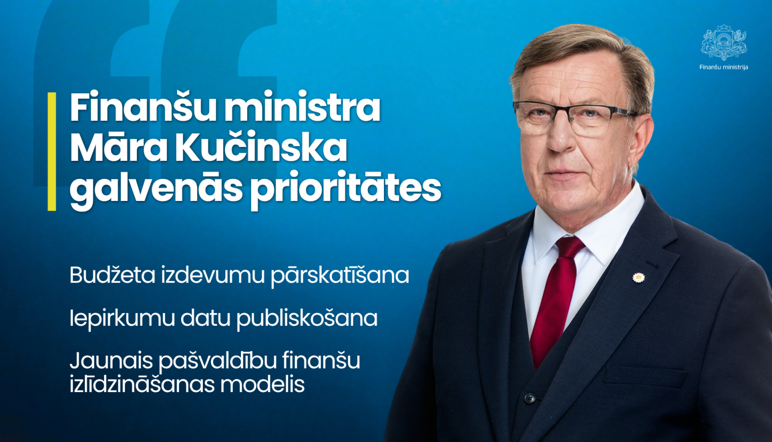 Finanšu ministrs Māris Kučinskis tumšā uzvalkā, baltā kreklā ar sarkanu kaklasaiti uz zila fona, uz attēla ir teksts "Finanšu ministra Māra Kučinska galvenās prioritātes"