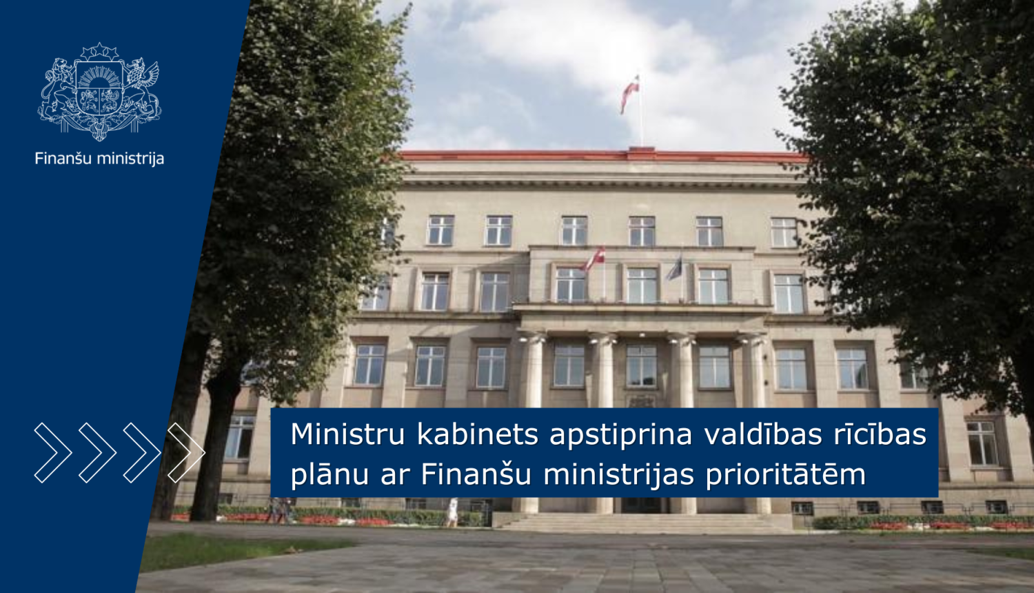 Ministru kabineta ēka, priekšplānā redzami koki