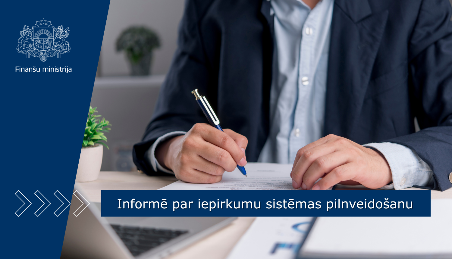 Persona paraksta dokumentu pie darba galda
