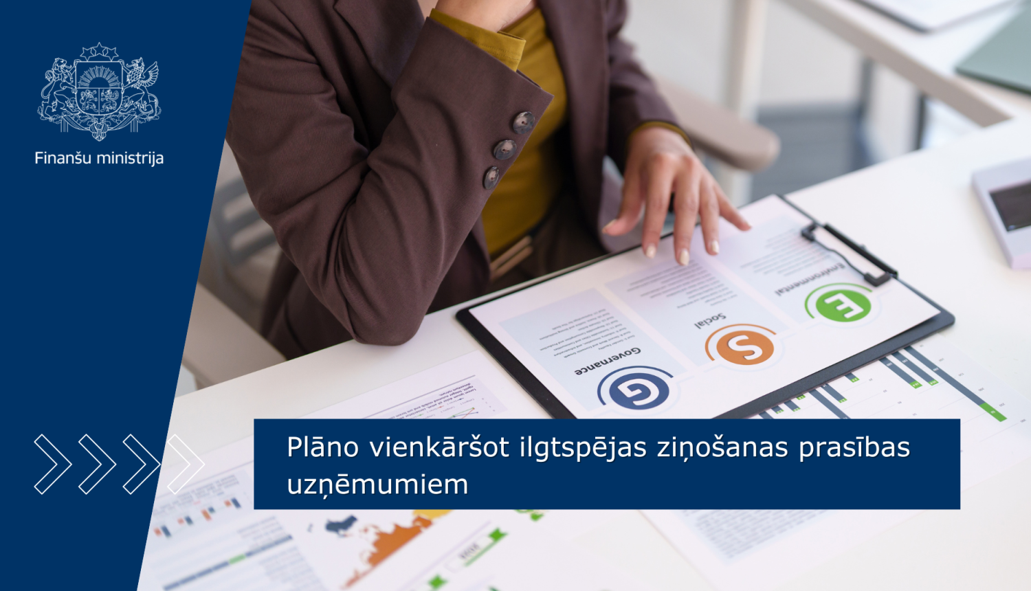 Persona birojā pārskata dokumentus ar ilgtspējas un uzņēmuma pārvaldības datiem