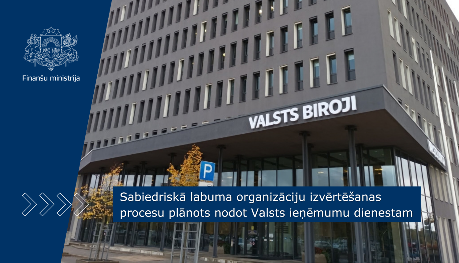 Pelēka ēkas fasāde ar daudz logiem, virs ieejas ēkā redzams nosaukums "Valsts biroji"