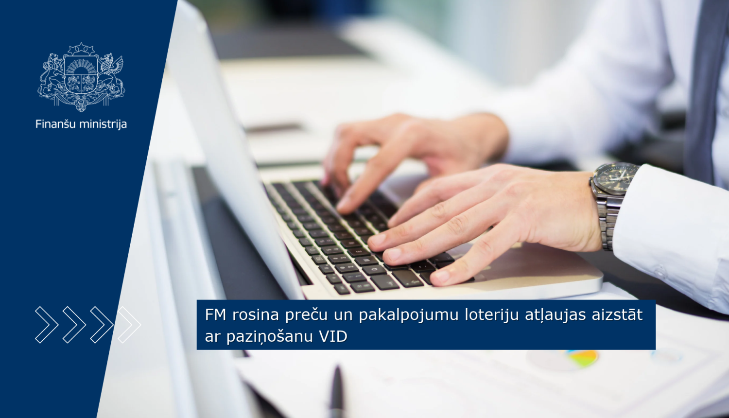 Cilvēks uzlicis rokas uz portatīvā datora klaviatūras, strādā. Uz galda virsmas stāv dokumenti. 