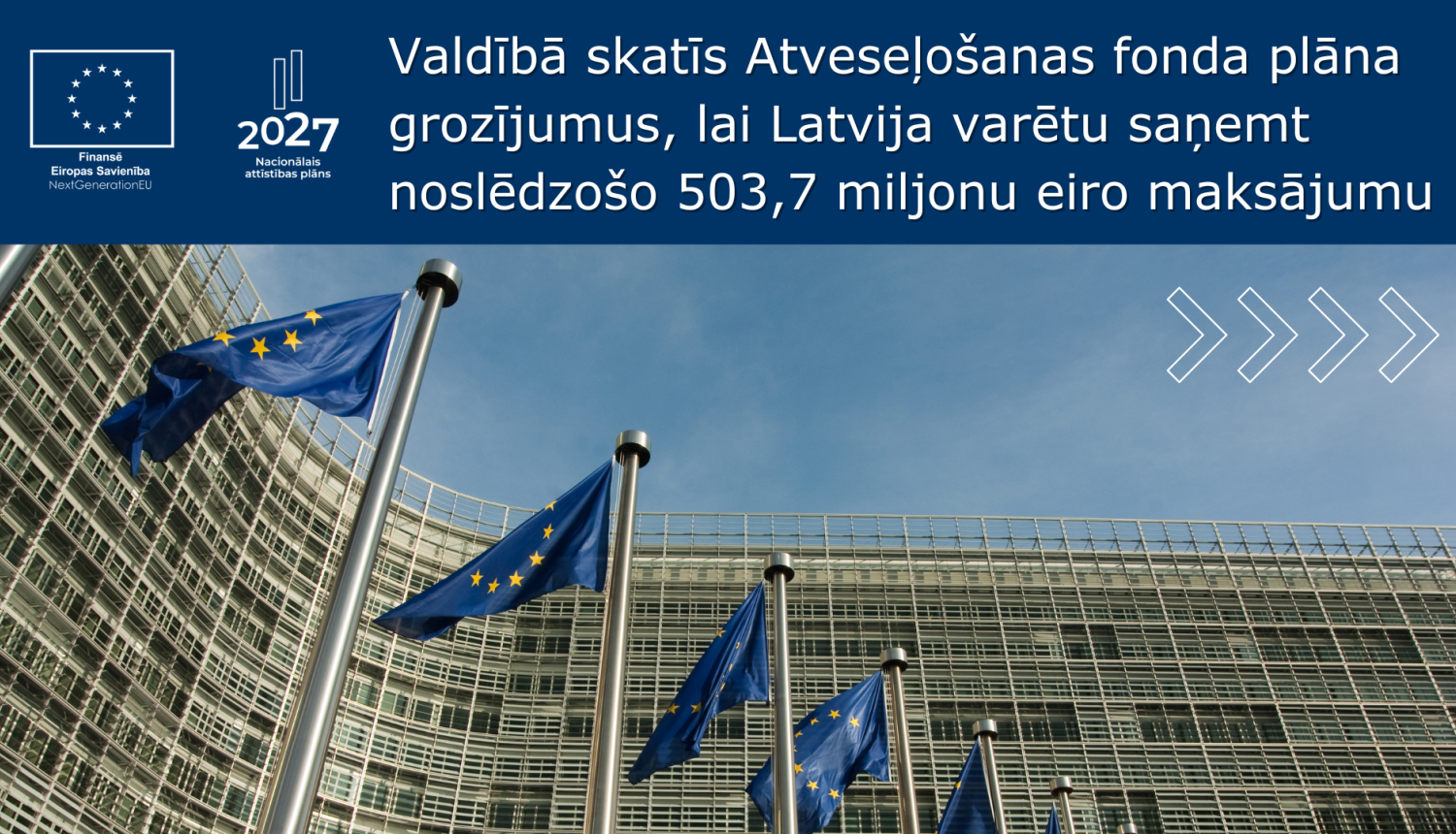 Eiropas Komisijas ēka un Eiropas Savienības karogi plīvo