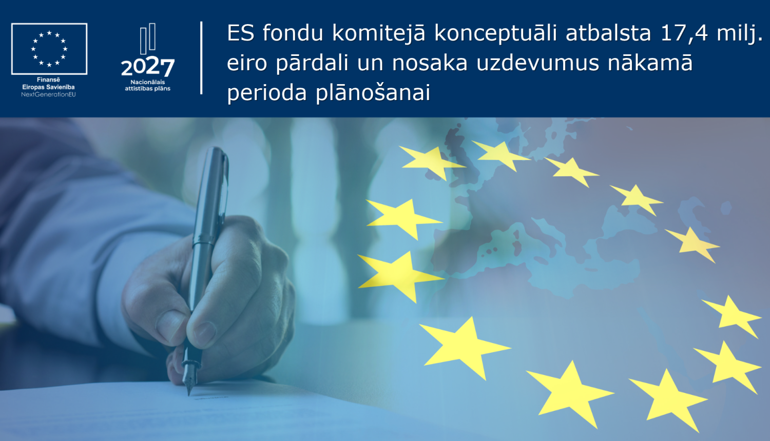 Cilvēka roka tur pildspalvu un paraksta dokumentu, attēlu papildina teksts, ES karte ar ES karoga zvaigznēm