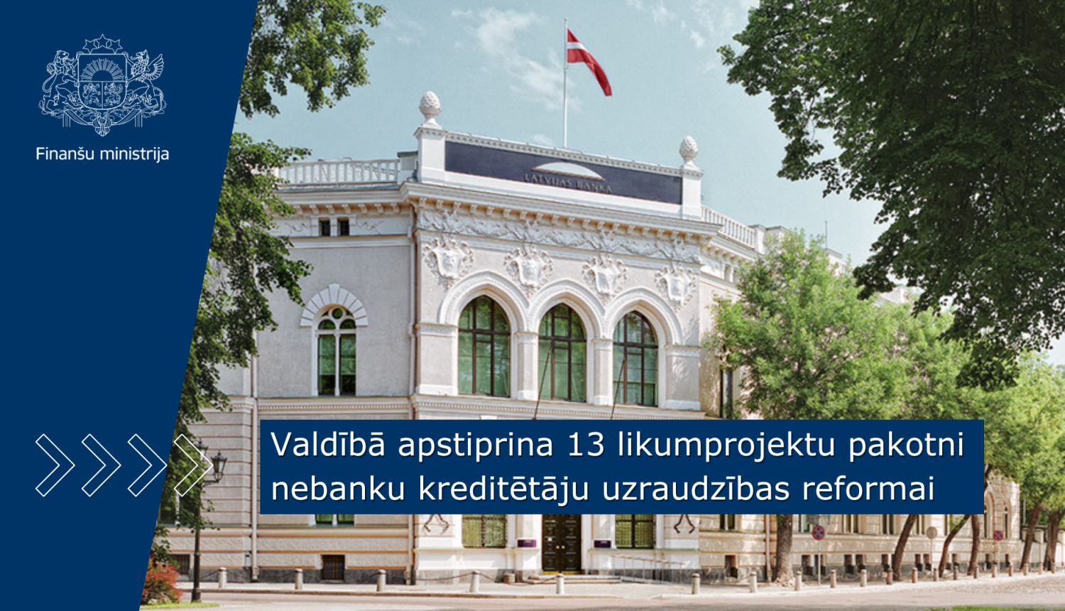 Latvijas Bankas ēka ar karogu uz jumta, ēkas priekšplānā ir koki