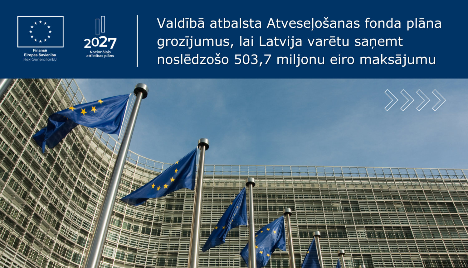 Pie stiklotas ēkas fasādes mastos plīvo ES karogi
