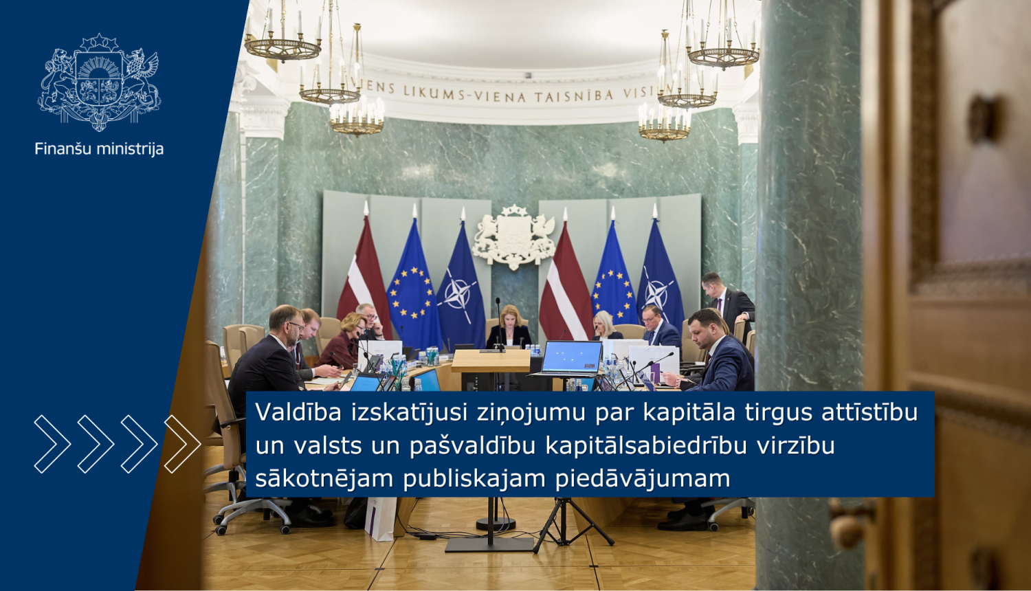 Ministru kabineta sēžu telpā notiek sēde, pie galdiem sēž ministri un diskutē