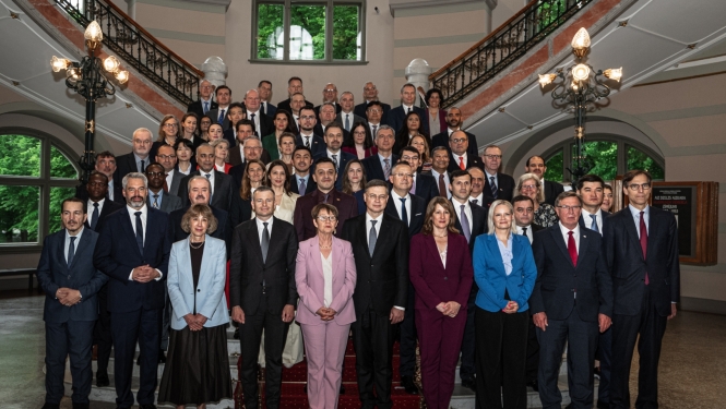 ERAB pilnvarnieku gada sanāksmes Rīgā dalībnieku kopbilde uz Mākslas muzeja kāpnēm, vairākās rindās stāv vīrieši un sievietes, skatās objektīvā