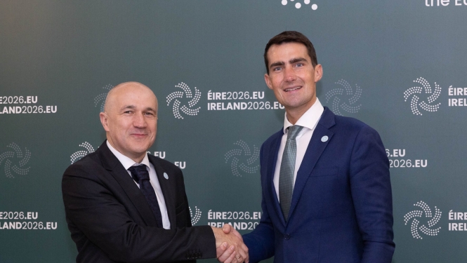Cilvēki sarokojas