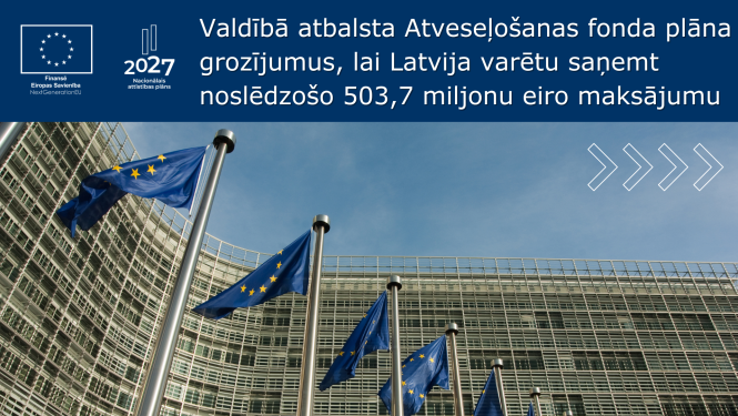 Eiropas Parlamenta ēka un ES karogi plīvo