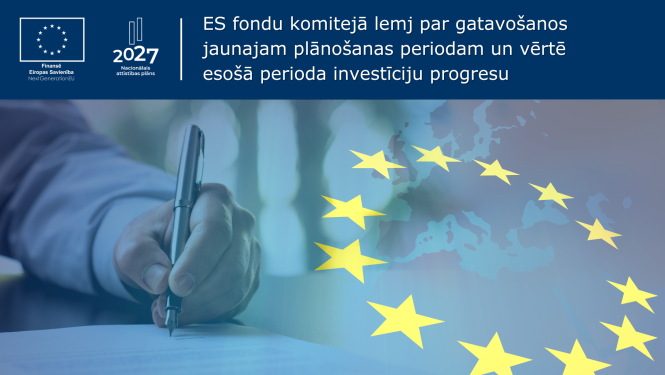 Cilvēks tur rokās pildspalvu un redzams ES zvaigznes